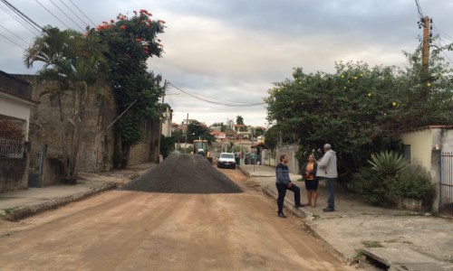Obras de asfaltamento da Rua Guiomar Marcondes de Oliveira, em Quatis, seguem conforme cronograma